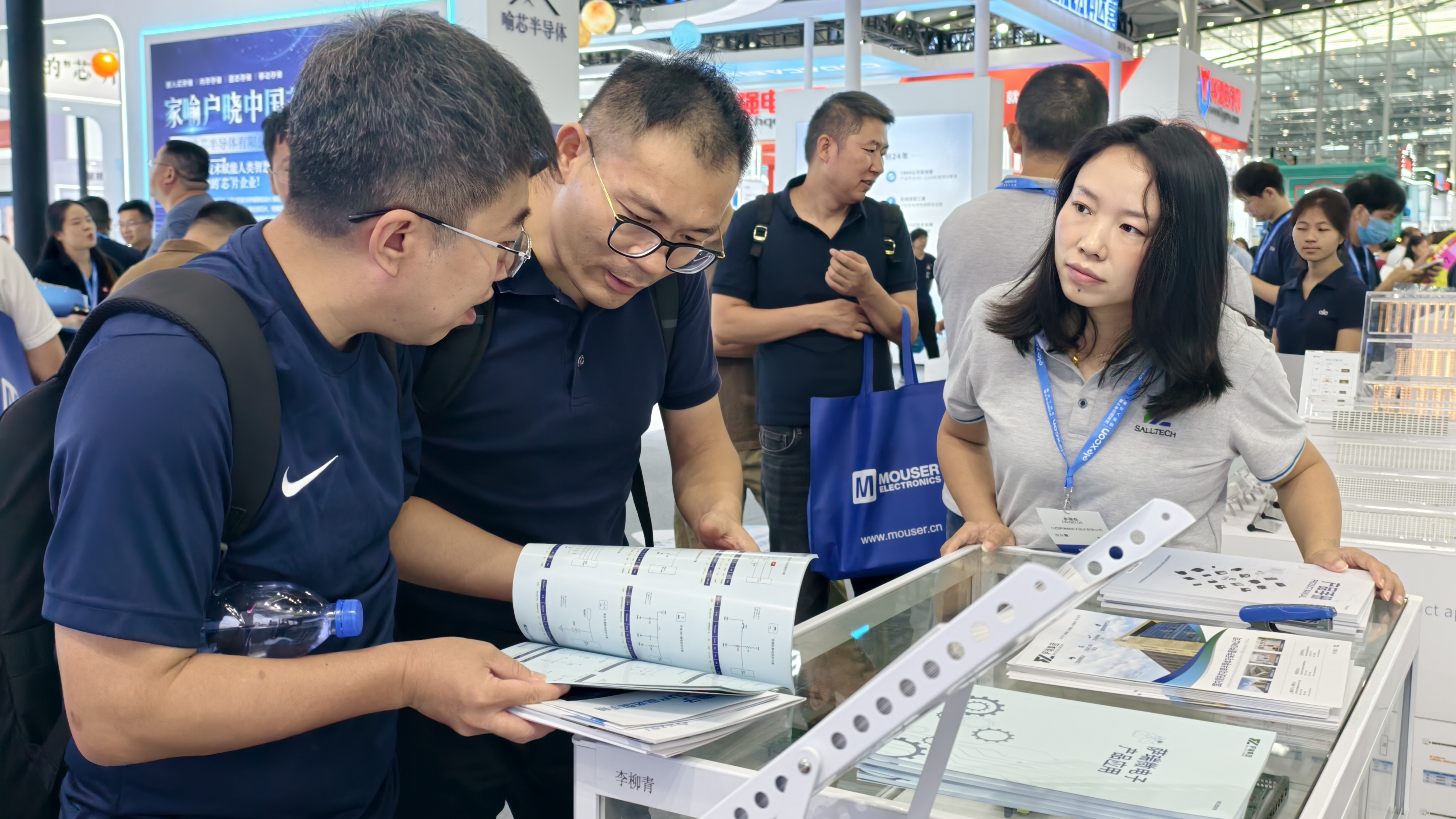 荣耀收官！江西milan米兰微电子闪耀 2025 深圳电子展并荣获年度大奖